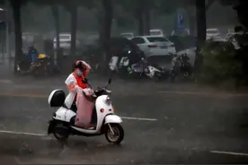 天漏了？石家庄突然狂风暴雨，雨水宛如瀑布！暴雨+冰雹+大风三预警齐发！未来三天如何？图片