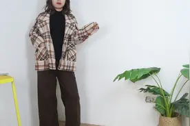 女人过了45岁，不要总穿黑白灰！学学下面这样穿搭，非常显气质视频封面