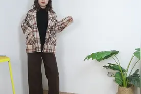 女人过了45岁，不要总穿黑白灰！学学下面这样穿搭，非常显气质视频封面