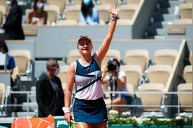 一黑到底！法网25岁名将决赛2-1险胜，首夺大满贯女单冠军创历史图片