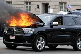 交警提醒：夏天车内禁止放这些东西，否则可能会引发汽车“自燃”图片