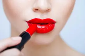 彩妆“一物多用”真的好吗？口红不能当腮红，散粉也不能抹头上图片