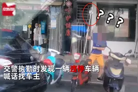 人性化！交警喊话路边违停车辆，车主手举3个吊瓶赶来挪车，被交警暖心叫停图片