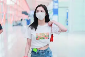 周洁琼穿短上衣秀蛮腰，搭宽松牛仔裤背小挎包清新休闲图片
