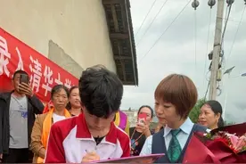 十年寒窗无人问，金榜题名天下知，奖励十万元，一半分老师图片