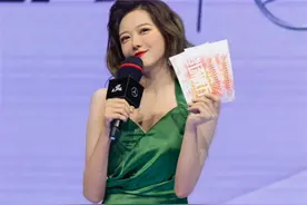 骆歆发休息室自拍，特地屈膝摆腰捂领口，粉丝直呼太“烧”了图片