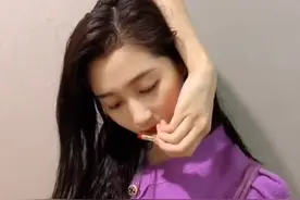 反手涂口红挑战：晓彤欢喜沈腾愁，网友质疑：就不能正常涂吗？图片