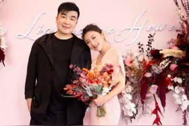 何雯娜穿牛仔裤出游也开心，梁超老婆坐电动车，还敢翘二郎凹造型图片