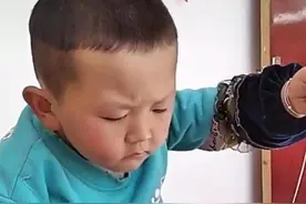 男宝“补袜子”火了，穿针引线太专注，网友：像极了我姥姥补衣服图片