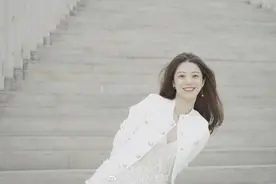 还记得《喜欢你我也是》于超吗？现在的她在做这个图片