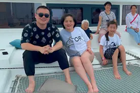 岳云鹏包豪华游艇带全家出海，妻子皮肤白嫩，家人基因强大太相像图片