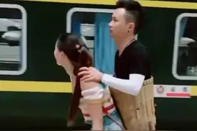 网红“连体情侣”分手，无腿丈夫觅得新欢，留下断臂妻子辛苦带娃图片