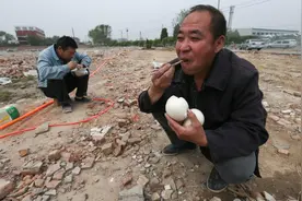 民工吃饭8张图，他们苦中作乐，农村媳妇要懂得体谅丈夫的不容易图片