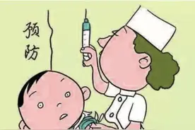 爸妈带宝宝去打防疫针，宝宝“装睡”摇都摇不醒，网友：太可爱了图片