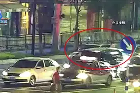 路怒！温州两男子你抄伸缩棍我举共享单车图片