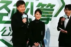 任静付笛声久违同框，男方面部松弛显老态，女方半老徐娘风韵犹存图片