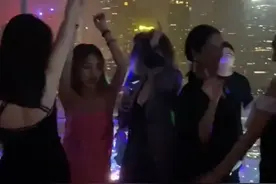 关晓彤23岁生日，在酒吧嗨玩画面曝光，穿露背装跳舞超成熟图片