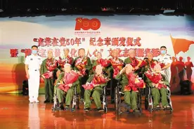 致敬忠诚荣光 赓续精神血脉|汕头警备区举行“光荣在党50年” 纪念章颁发仪式图片