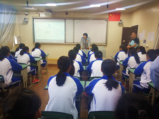 U15女足国家集训队与棠湖中学共建，女足传奇孙雯六一来送惊喜