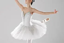 在家练芭蕾站姿瘦身法，消除大腿赘肉超有效图片