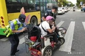 轮椅车出故障男子摔在旦夕 路管飞鹭快速反应平稳扶住图片