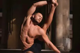 认真练瑜伽的男人，真是太有魅力了图片