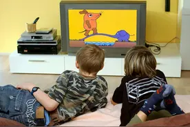 到底该不该让孩子看电视？耶鲁大学的这项研究，给所有家长提了醒图片