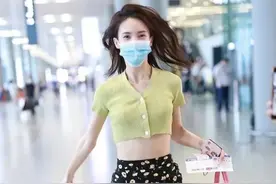 金晨她来了，她扭着小蛮腰走来了，迈着性感的步伐少女味十足图片