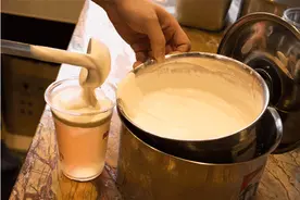 揭秘奶茶产业链黑幕：导致不孕、癌症、痛风，店员朝锅里吐口水图片