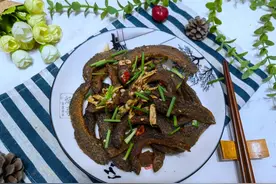 它是小溪里的“精灵”，肉质细嫩，腌一腌入锅一炸，外酥里嫩忒香图片
