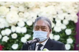 霍震霆主持赌王丧礼仪式，他与何超英青梅竹马超英逝世他泪洒当场图片