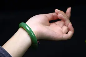 玉镯应该戴在哪只手？图片