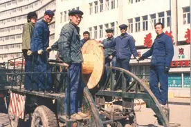 1985年，一农民“称帝”还攻占一家医院，将所有女护士都封为妃子图片