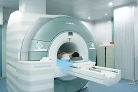 做核磁共振时，为何医生让家属陪患者，而医生却出去？视频封面