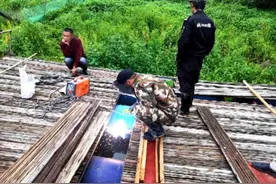 南湖黑鱼垱河岸一私搭乱建钓鱼台被拆除图片
