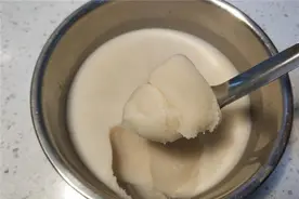 熬猪油别傻傻只加盐，多加这2样，猪油又白又香，油渣香到流口水图片