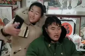 被赞长相酷似巩俐的“大衣嫂”，开直播翻车：除了说哈喽啥也不会图片