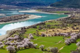 中国第一桃花村迎花期长达30公里桃花沟，美如人间仙境图片