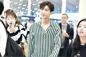 炎亚纶好像都不会老，简单条纹衬衫上身，“少年感”满满图片