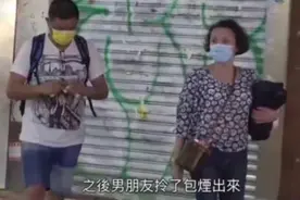 张柏芝59岁妈妈与男友同框现身，共吸一支烟，曾一起打零工赚钱图片