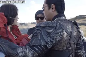 古天乐帮娜扎整理头发，女方表情一脸娇羞，两人差22岁演情侣图片