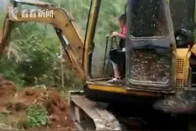 7岁男童偷开挖掘机 民警：未上路驾驶不违法图片
