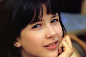 “法兰西玫瑰”苏菲.玛索图集，觉得她和中国明星何晴有点像图片