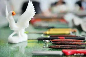 原地封神！他把果蔬雕成艺术品 击败两千万名对手走进联合国献艺图片