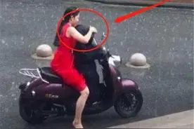 妈妈雨天接娃举动感人，爸爸接娃则为之相反，网友调侃：亲爹无误图片