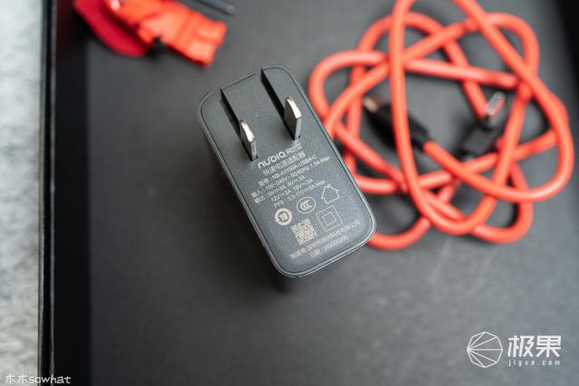 红魔5G暴走开黑，144Hz刷新率爽飞！除了打游戏它还有狠招～