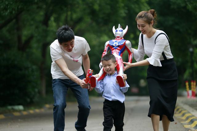 由小学生变成的4个奥特曼,一个召唤出了迪迦,一个是爱迪的儿子(小学生