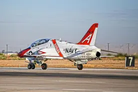 堪比911？一声巨响传来，美王牌军机突然坠毁，大批房屋被炸受损图片