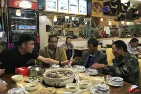 老黄走了，《最后的棒棒》中那些同伴今何在？有人搞直播当网红，有人还乡养鸡图片