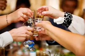 领导在外人面前当众夸你如何回答？谦虚是个坑，高手藏了3招图片